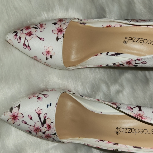 NWOT !! SHOEDAZZLE HEELS. - Picture 3 of 6